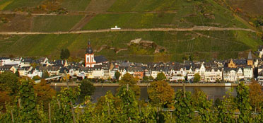 Weinfest in Zell Mosel - Blick auf die Altstadt von Zell
